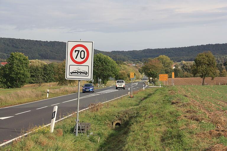 Zusätzlich aufgestellte Verkehrszeichen entlang der B 22 reduzieren bereits die im Bereich der Kreuzung dort zulässige Höchstgeschwindigkeit auf 70 km/h und warnen vor möglichen Unfallgefahren.