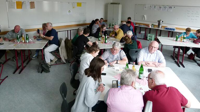 Dieser Generationendialog war von Erfolg gekrönt - alle Senioren waren von der Handyerklärung in der Staatlichen Realschule Gemünden begeistert.