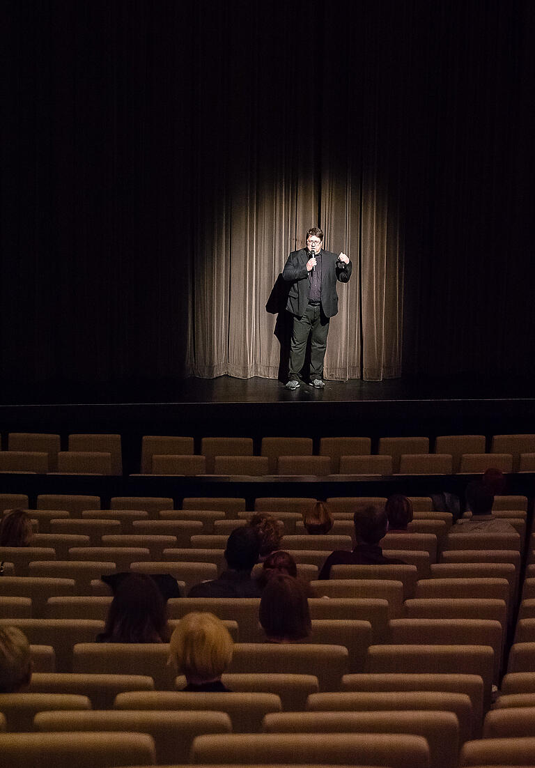 'Ich freue mich über jeden von Ihnen.' Theaterchef Christian Federolf - Kreppel begrüßt das Publikum.