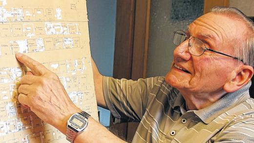 Friedhofsplan: Friedrich Kratsch kennt jedes Grab, schließlich hat er jedes ausgemessen und in diese Karte eingezeichnet.