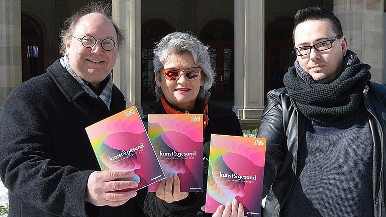 Zum Auftakt des bayerischen Festivals kunst & gesund in Bad Kissingen hat die Stadt eine künstlerische Performance im Regentenbau in Auftrag gegeben. Im Bild von links Kulturreferent Peter Weidisch, sowie die Künstler Eva Feichtinger und Alexander Ruppert.