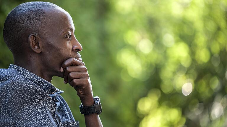 Nachdenklich: John Gasangwa aus Ruanda hat viel erlebt und seine eigene Hilfsorganisation gegründet. Foto: Angie Wolf Nachdenklich: John Gasangwa aus Ruanda hat viel erlebt und seine eigene Hilfsorganisation gegründet. Foto: Angie Wolf