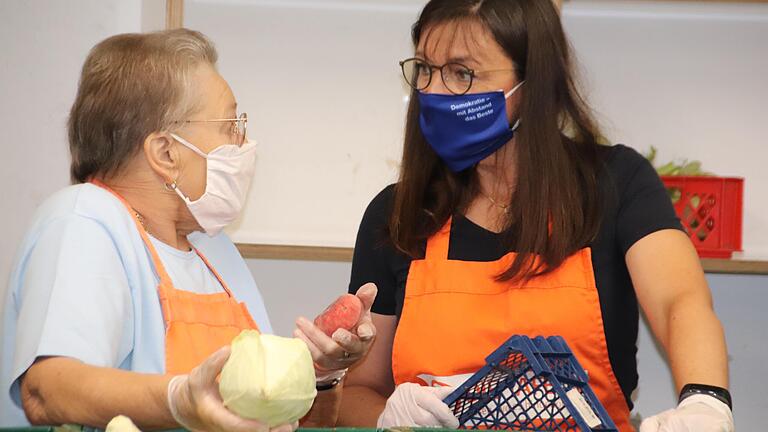 So machen wir das hier: Die Landtagsabgeordnete Barbara Becker (rechts) arbeitete einen Tag bei der Tafel in Kitzingen mit und ließ sich zeigen, welche Vorbereitungen vor der Essensausgabe nötig sind.