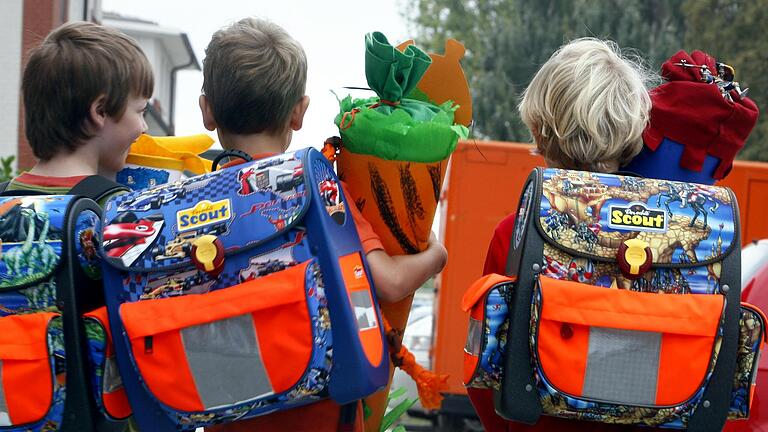 Der Ranzen sitzt, die Schultüte wird stolz umklammert: der erste Schultag (Symbolbild). Welches Einschulungsfoto unseres Artikels zeigte welches Redaktionsmitglied?