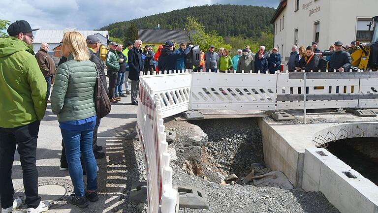 Alexander Barthelmes, VG-Tiefbauamt Sachgebietsleiter, informierte im Rahmen einer Baustellenbesichtigung über den aktuellen Stand und beantwortete Fragen zu der Baumaßnahme. Alexander Barthelmes, VG-Tiefbauamt Sachgebietsleiter, informierte im Rahmen einer Baustellenbesichtigung über den aktuellen Stand und beantwortete Fragen zu der Baumaßnahme.