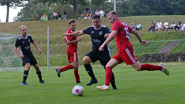 Am Ball für den TV Jahn: Torschütze Daniel Klusew (rechts). Sein Dittelbrunner Gegenspieler Fabian Stenzinger (Zweiter von rechts), ebenfalls Torschütze, stört ihn.