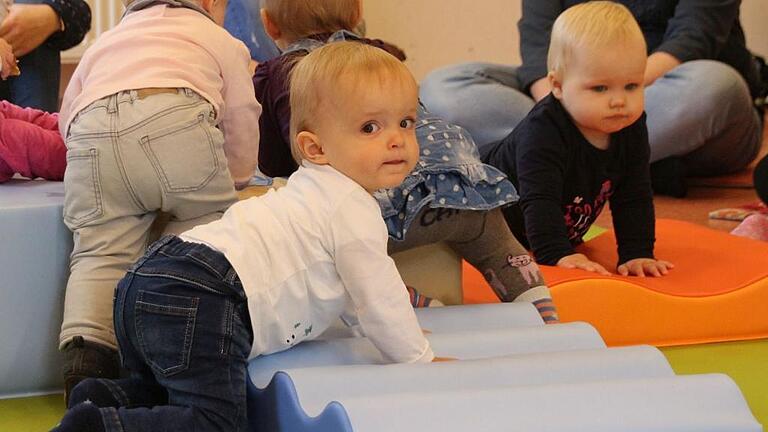 Während sich ihre Eltern einen Vortrag zur Sauberkeitserziehung anhören, spielen die Kleinsten im Familienstützpunkt Wiesentheid. FOTO Martin Nefzger