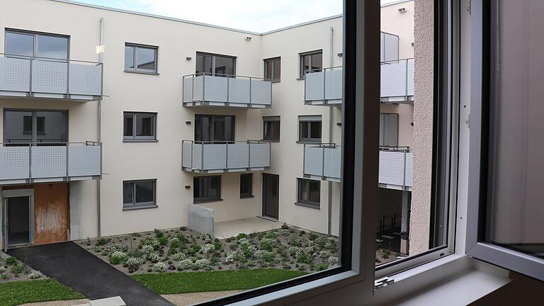 Die Wohn- und Schlafräume sind zu den begrünten Innenhöfen hin ausgerichtet. Alle Wohnungen verfügen über Terrasse oder Balkon.