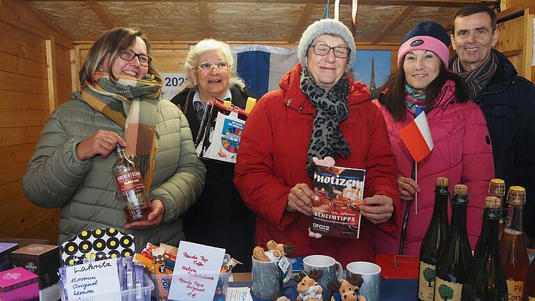 Es muss nicht immer schottischer Whisky sein: Auf dem Weihnachtsmarkt wurden die Schweinfurter Partnerstädte vorgestellt, unter anderem mit feinem Fruchtwein aus Frankreich.