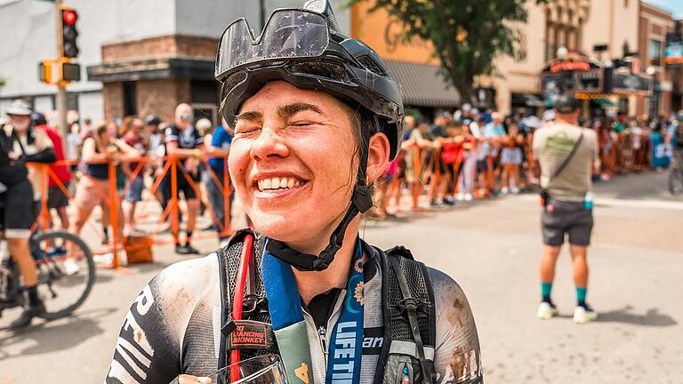 Radsportlerin Svenja Betz aus Nordheim hat das Unbound XL in Kansas (USA) über knapp 570 Kilometer gewonnen.