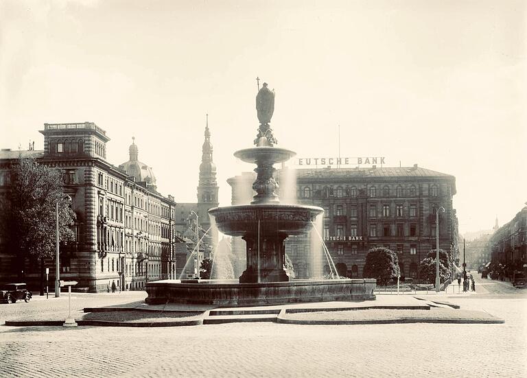 Die Würzburger Filiale der Deutschen Bank residierte seit 1929 im 1878 errichteten sogenannten Buchnerschen Palais am Kaisergärtchen. Der Prachtbau hinter dem Kiliansbrunnen war mit das erste, was Würzburg-Besucher sahen, wenn sie den Bahnhof verließen.