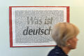 Abschlussdebatte um umstrittenes Integrationsgesetz im Landtag       -  ARCHIV - 'Was ist deutsch' steht am 15.09.2014 in Berlin im AWO Begegnungszentrum in der Adalbertstraße auf einem Plakat. An diesem Tag fand ein bundesweiter Aktionstag der Migrationsberatungsstellen für erwachsene Zuwanderer statt, zu dem der Paritätische Wohlfahrtsverband gemeinsam mit den anderen Spitzenverbänden der Freien Wohlfahrtspflege aufgerufen hatten. Foto: Jens Kalaene/dpa (zu dpa «Heftige Abschlussdebatte um umstrittenes Integrationsgesetz erwartet» vom 08.12.2016) +++(c) dpa - Bildfunk+++ | Verwendung weltweit