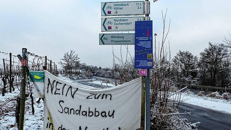 Der Protest gegen den Sand- und Kiesabbau in der Nordheimer Au ist nicht nur dauerhaft in den Köpfen der Gegner verhaftet: Dieses Plakat an der Vogelsburg bei Volkach hat schon viele Monate, Sturm, Schnee und Regen überstanden.