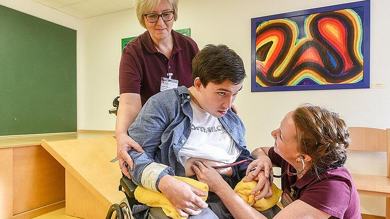 Im neuen Medizinischen Behandlungszentrum für erwachsene Menschen mit Behinderung (MZEB) im Blindeninstitut: Ergotherapeutin Barbara Elferich und die Neurologin Dr. Anja Klafke, Leiterin der Einrichtung, kümmern sich um den 26-jährigen Stefan Morschhäuser. Sie kontrollieren die Funktion von Händen und Beinen. Damit Stefan in der Behindertenwerkstatt weiter seine Arbeit tun kann, muss die Überkreuzbewegung der Hände klappen. Stefan sortiert Teile nach ihrer Größe. Im neuen Medizinischen Behandlungszentrum für erwachsene Menschen mit Behinderung (MZEB) im Blindeninstitut: Ergotherapeutin Barbara Elferich und die Neurologin Dr. Anja Klafke, Leiterin der Einrichtung, kümmern sich um den 26-jährigen Stefan Morschhäuser. Sie kontrollieren die Funktion von Händen und Beinen. Damit Stefan in der Behindertenwerkstatt weiter seine Arbeit tun kann, muss die Überkreuzbewegung der Hände klappen. Stefan sortiert Teile nach ihrer Größe.