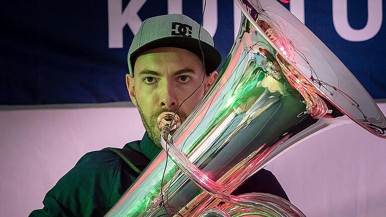 Beim Open Air-Konzert sorgt die Augsburger Band &bdquo;Maik Mondial&ldquo; für fetzige Stimmung im Publikum.