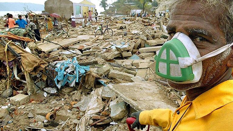 Seebeben Sri Lanka - Aufräumarbeiten       -  Es blieb nur Verwüstung: Dieses Bild entstand Anfang Januar 2005 in Galle auf Sri Lanka &ndash; gut eine Woche nach dem Tsunami.