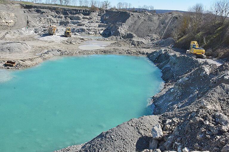 Die  Farbe der Seen, die im Abbaugebiet entstehen, ähnelt der Farbe an der Isar, sagt Gottfried Obermaier. Das habe mit den Bestandteilen des gipshaltigen Geländes zu tun.