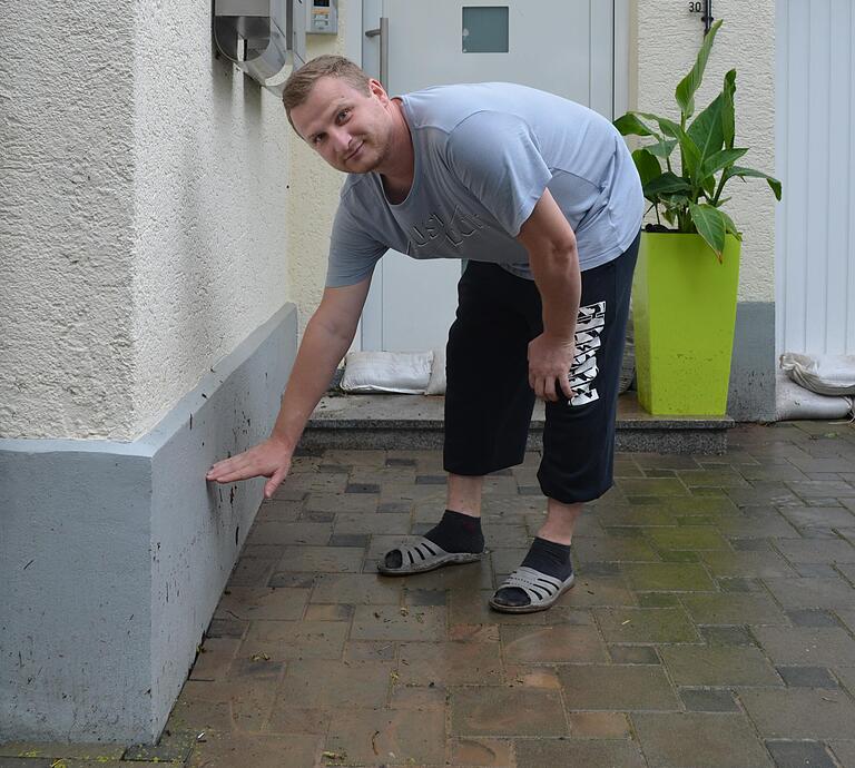 Waldermar Stiller zeigt die Höhe bis zu der das Wasser in seiner Einfahrt in Dingolshausen stand. Waldermar Stiller zeigt die Höhe bis zu der das Wasser in seiner Einfahrt in Dingolshausen stand.