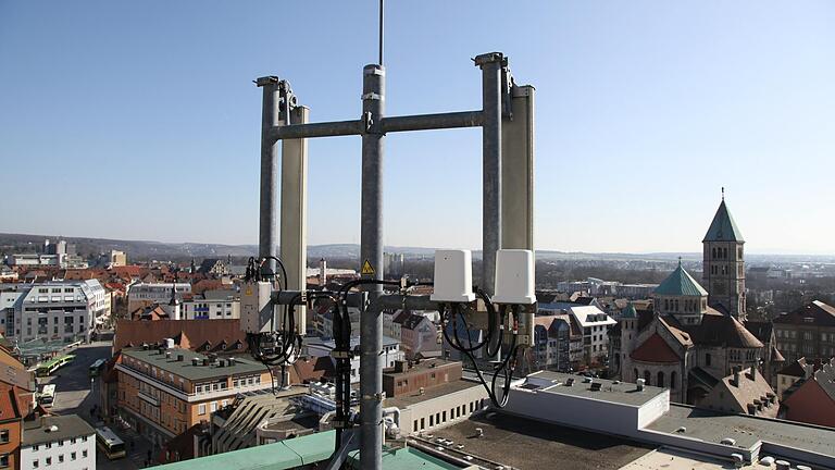 Der Mobilfunk-Sendemast auf dem Dach des Iduna-Hochhauses in Schweinfurt.