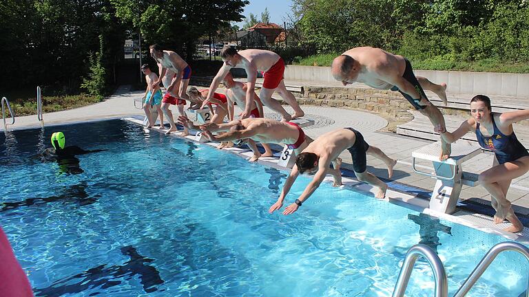 Gemeinsamer Sprung ins Wasser: Zum Start der Freibad-Saison in Abtswind begrüßten die Abtswinder Verantwortlichen Mitglieder der Wasserwacht aus Kitzingen.