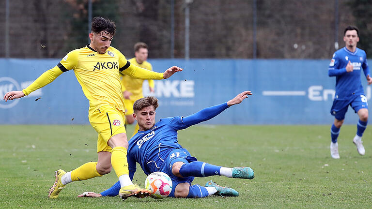 Würzburgs Winter-Neuzugang Domenico Alberico im Zweikampf mit Karlsruhes Tim Rossmann.