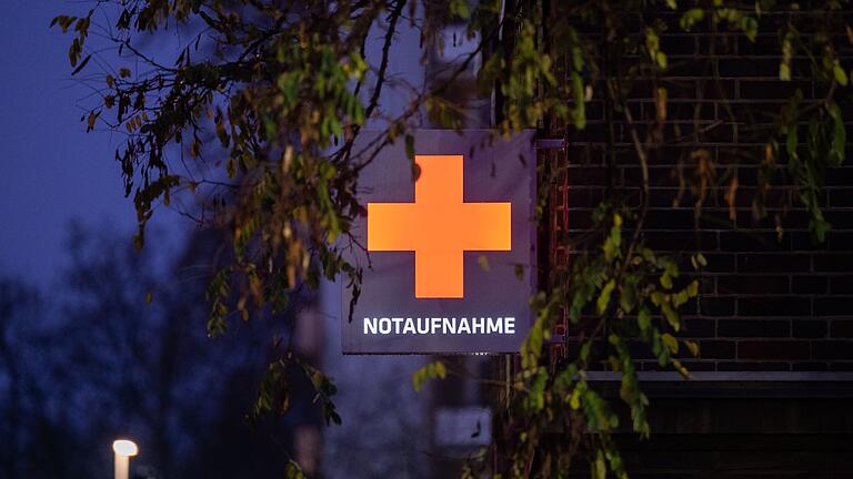 Notaufnahme.jpeg       -  Ein Schild weist auf die Notaufnahme eines Krankenhauses hin.