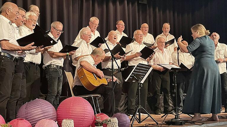 Der Männerchor der 'Sängerlust' mit seiner Dirigentin Regina Huber sagte&nbsp; bei der Serenade im wahrsten Sinne des Wortes&nbsp; 'leise Servus'.