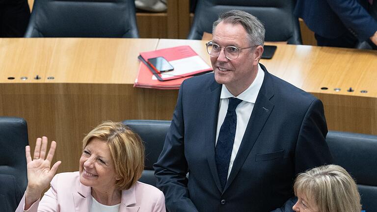 Sondersitzung Landtag Rheinland-Pfalz - Malu Dreyer winkt, Alexander Schweitzer ist der neue Ministerpräsident von Rheinland-Pfalz. Sondersitzung Landtag Rheinland-Pfalz - Malu Dreyer winkt, Alexander Schweitzer ist der neue Ministerpräsident von Rheinland-Pfalz.