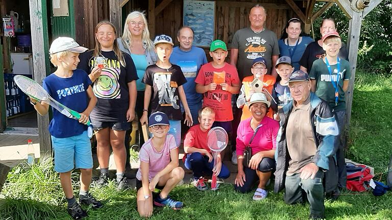 Kinder und Helfer beim Ferienprogramm.