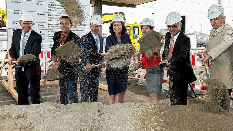 Spatenstich für einen barrierefreien Hauptbahnhof: Von links MdL Günther Felbinger, Mark Zehe (Deutsche Bahn), OB Sebastian Remelé, Staatssekretärin Dorothee Bär, stellvertretende Landrätin Christine Bender, DB-Regionalbereichsleiter Günther Pichler, Klaus Wagmann (DB).