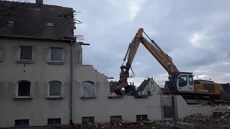 Die Abrissarbeiten an den städtischen Mietshäusern in der Breslauer Straße, Kitzingen-Siedlung, haben begonnen.