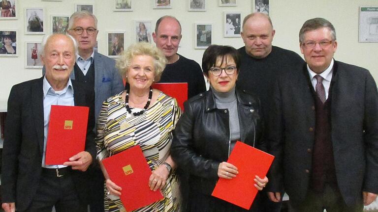 Das Bild zeigt (von links) Alt-OB Bernd Moser, OV Vorsitzender Manfred Paul, Sibylle Heisel, Dirk Dantz, Elvira Kahnt, Günter Göbel und MDL Volkmar Halbleib. Das Bild zeigt (von links) Alt-OB Bernd Moser, OV Vorsitzender Manfred Paul, Sibylle Heisel, Dirk Dantz, Elvira Kahnt, Günter Göbel und MDL Volkmar Halbleib.