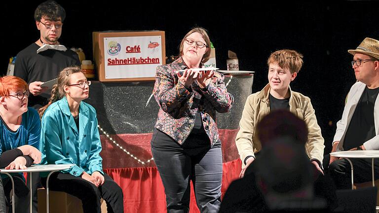 'HutAb', die Theatergruppe der Offenen BehindertenArbeit der Diakonie Schweinfurt bringt das Theaterstück 'Lecker… schmecker… ups!' auf die Bühne. 'HutAb', die Theatergruppe der Offenen BehindertenArbeit der Diakonie Schweinfurt bringt das Theaterstück 'Lecker… schmecker… ups!' auf die Bühne.