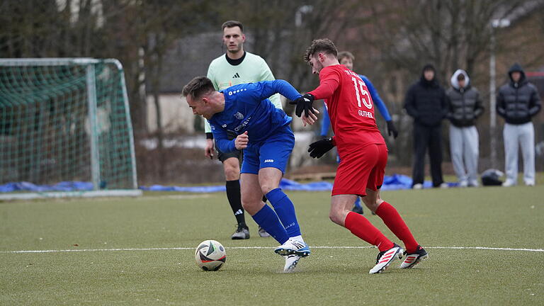 FC 06 Bad Kissingen: Remis gegen den TSV Karlburg       -  Bereitete den Ausgleich der 06er mustergültig vor: Bad Kissingens Jakob Fischer (links), hier im Duell mit dem Karlburger Florian Gutheil.