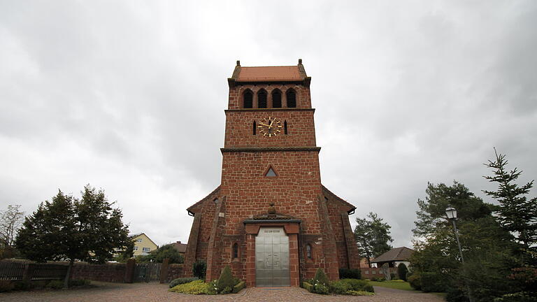 Eine Kirche in Rettersheim. Früh morgens ist sie verlassen.