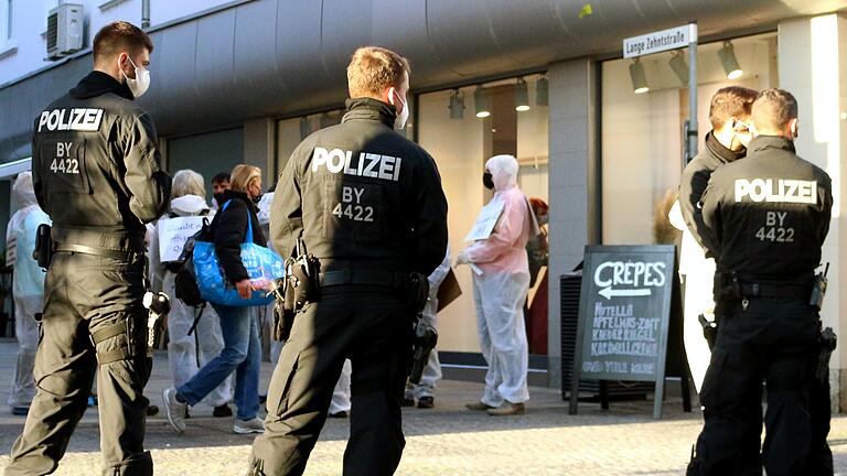 Kräfte der Bereitschaftspolizei unterstützten die Schweinfurter Polizisten bei der Anti-Corona-Demo am vergangenen Samstag auf dem Schweinfurter Marktplatz.