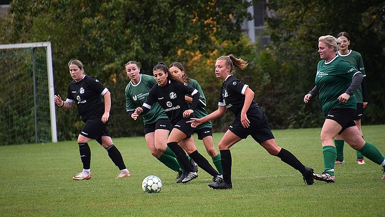 Impressionen vom Spieltag - Nicht nur in dieser Szene waren die Frauen von der SG Langendorf (in Grün) im Spiel gegen die SG Albertshausen zu spät bei der 0:5-Niederlage in der Bezirksliga. Hartmann Impressionen vom Spieltag - Nicht nur in dieser Szene waren die Frauen von der SG Langendorf (in Grün) im Spiel gegen die SG Albertshausen zu spät bei der 0:5-Niederlage in der Bezirksliga. Hartmann