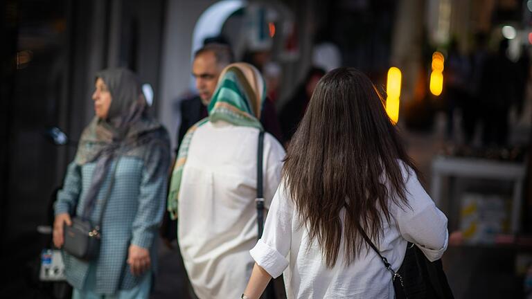Frauen im Iran       -  Immer mehr Frauen ignorieren im Iran mittlerweile die Kleiderordnung. (Archivbild)