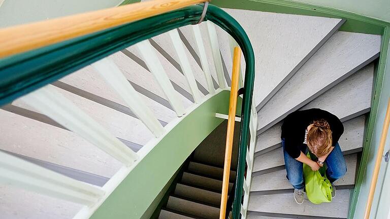 Stressbewältigung und Burn-Out - Eine junge Frau sitzt auf diesem Symbolbild frustriert auf einer Treppe. Alleinerziehende müssen auf dem hart umkämpften Wohnungsmarkt Hürden überwinden, wenn sie einen Mietvertrag möchten. Stressbewältigung und Burn-Out - Eine junge Frau sitzt auf diesem Symbolbild frustriert auf einer Treppe. Alleinerziehende müssen auf dem hart umkämpften Wohnungsmarkt Hürden überwinden, wenn sie einen Mietvertrag möchten.