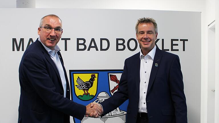 Bürgermeister Andreas Sandwall (links) beglückwünscht Kurdirektor Thomas Beck (rechts) zu seinem neuen Amt. - Bürgermeister Andreas Sandwall (links) beglückwünscht Kurdirektor Thomas Beck (rechts) zu seinem neuen Amt. Bürgermeister Andreas Sandwall (links) beglückwünscht Kurdirektor Thomas Beck (rechts) zu seinem neuen Amt. - Bürgermeister Andreas Sandwall (links) beglückwünscht Kurdirektor Thomas Beck (rechts) zu seinem neuen Amt.