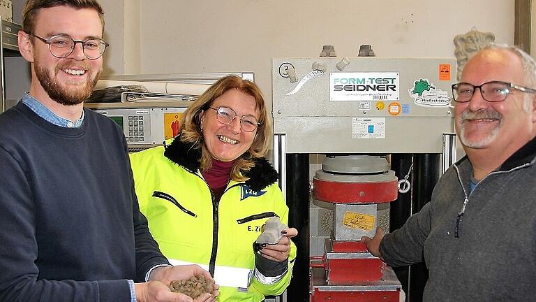 Aus Wasser, Sand und Gestein, wie es Manuel Baumann in der Hand hält, wird Beton. Je nach Mischungsverhältnis „kocht“ Betontechnologe Josef Nachtmann daraus auch schon mal ein Mini-Auto, wie es Elisabeth Ziegler zeigt. In eine Presse werden quadratische Proben aller Betonmischungen auf ihre Festigkeit hin getestet.