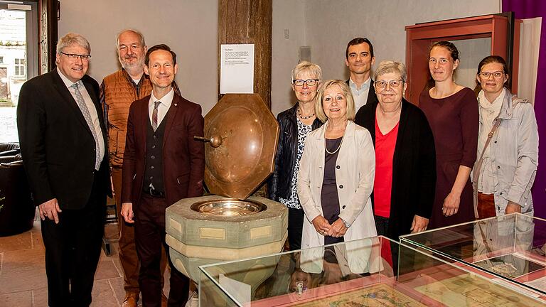 Die Verantwortlichen vor einem alten Taufstein (von links): Pfarrer Reiner Apel, Museumsleiter Klaus Vogt, Bürgermeister Thorsten Wozniak und die Kirchenvorstände Brigitte Vogt, Brigitte Wozniak, Kay Hegner, Margot Kirchhof, Sabine Ditterich und Irene Richter. Die Verantwortlichen vor einem alten Taufstein (von links): Pfarrer Reiner Apel, Museumsleiter Klaus Vogt, Bürgermeister Thorsten Wozniak und die Kirchenvorstände Brigitte Vogt, Brigitte Wozniak, Kay Hegner, Margot Kirchhof, Sabine Ditterich und Irene Richter.