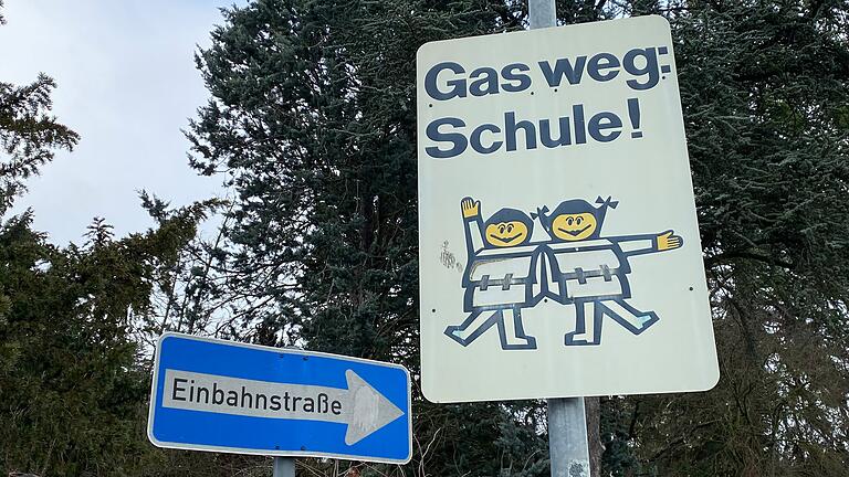 Könnte eine Fahrradstraße den Schulweg sicherer machen für Kinder, die zu den Schulen in der Oberländerstraße müssen? Könnte eine Fahrradstraße den Schulweg sicherer machen für Kinder, die zu den Schulen in der Oberländerstraße müssen? 