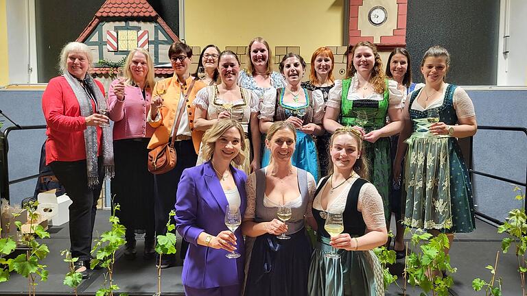 Im Kreise ehemaliger Weinprinzessinnen.