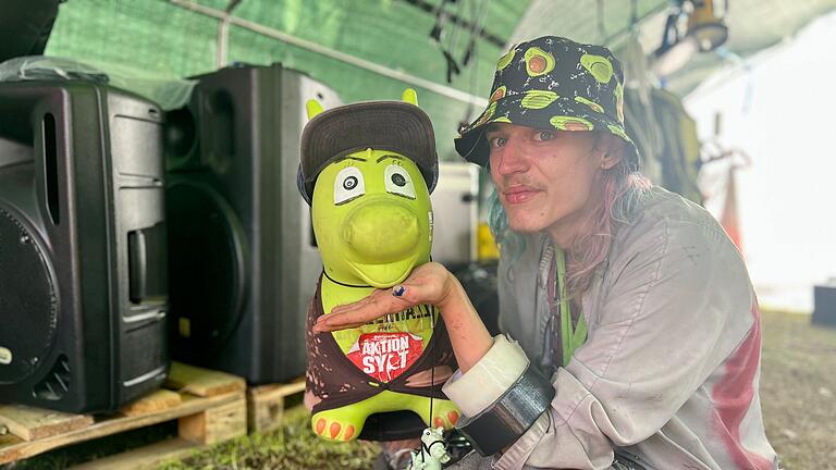 Punk-Protestcamp 3.0 auf Sylt       -  In diesem Jahr haben die Punks ein spezielles Zelt für Konzerte, in dem auch Equipment gelagert wird. Auch das Maskottchen &bdquo;Dino&rdquo; ist dort untergebracht.