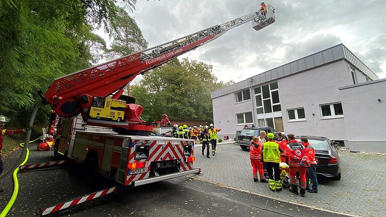 Am Dienstagmittag kam es im Lohrer Stadtteil Sackenbach zu einem Wohnungsbrand. Die Feuerwehren von Lohr und Sackenbach waren mit einem Großaufgebot im Einsatz.