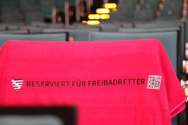Neujahrsempfang der Stadt Lohr: Einzelne Plätze waren mit einem pinken Handtuch 'Reserviert für Freibadretter'. Die Stadt sucht dringend Rettungsschwimmer für die Freibadsaison. Neujahrsempfang der Stadt Lohr: Einzelne Plätze waren mit einem pinken Handtuch 'Reserviert für Freibadretter'. Die Stadt sucht dringend Rettungsschwimmer für die Freibadsaison.