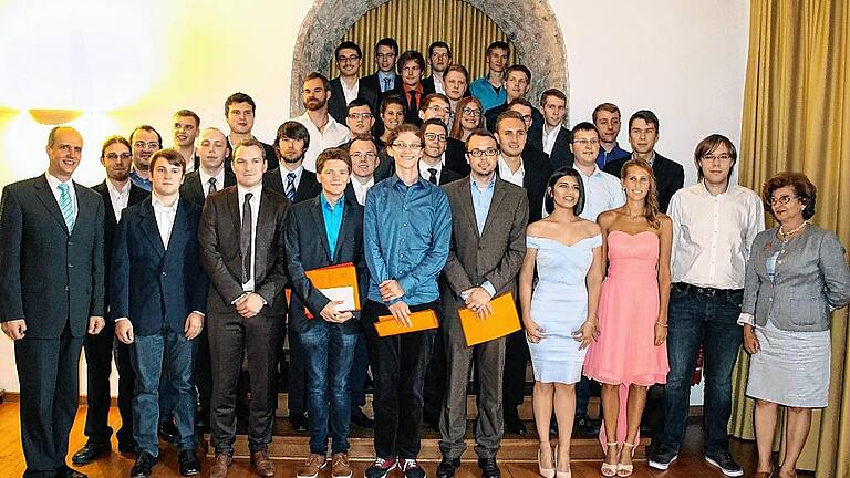 Der Präsident der FHWS, Robert Grebner (links), und Bürgermeisterin Sorya Lippert (rechts) freuen sich mit den besten Absolventen der Hochschule für angewandte Wissenschaften über deren Auszeichnung.