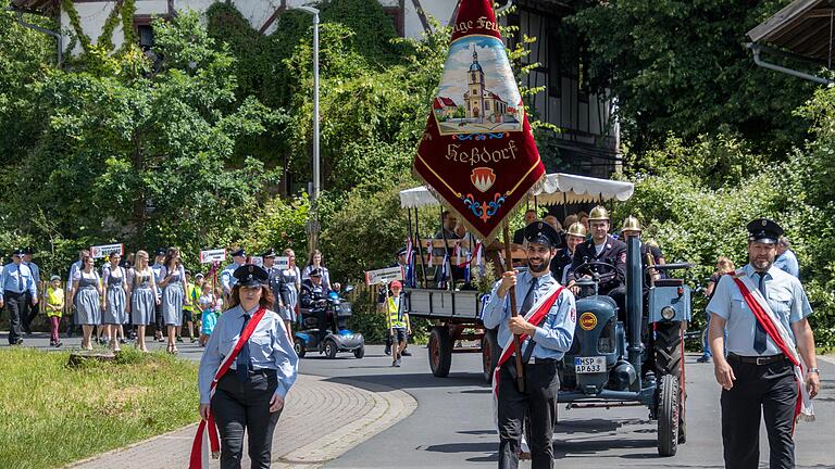 Der Festzug zum Jubiläumsfest der Feuerwehr und des Heßdorfer Sportvereines mit vielen befreundeten Wehren aus den Nachbarorten sowie den Karsbacher Ortsvereinen.