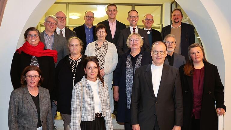 Acht Frauen und vier Männer blickten kürzlich bei einem Gottesdienst mit Weihbischof Paul Reder (Vierter&nbsp; von links)&nbsp; auf 40 beziehungsweise 25 Jahre im Dienst des Bistums Würzburg. Auf dem Foto (von links): Roswitha Schuhmann, Claudia Nowak, Malte Krapf, Johannes Reuter, Marion Schneider, Guido Spahn, Isabella Friedrich, Doris Schäfer, Thomas Tempcke, Dorothea Weitz, Ordinariatsrat Robert Hambitzer, Leitender Schulamtsdirektor i. K . Jürgen Engel, Romuald Kutschera , Burkhard Pechtl und Corinna Bieber.